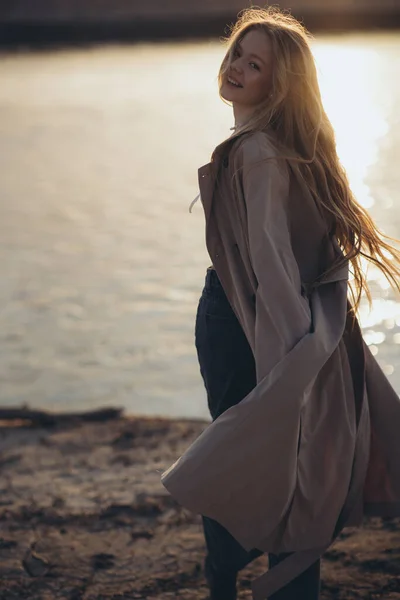 Девушка на закате у моря. — стоковое фото
