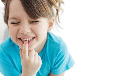 Çocuk bir dişini kaybetti. Dişsiz bebek. Dişi olmayan küçük bir kızın portresi..