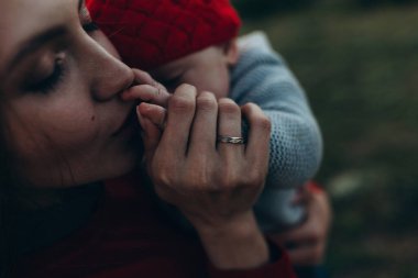 Kadın ve bebek doğada. Anne ve bebek parkta dinleniyor..