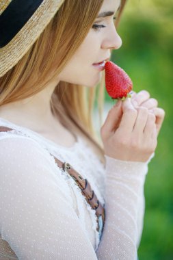Çilekli kadın. Uygun beslenme.