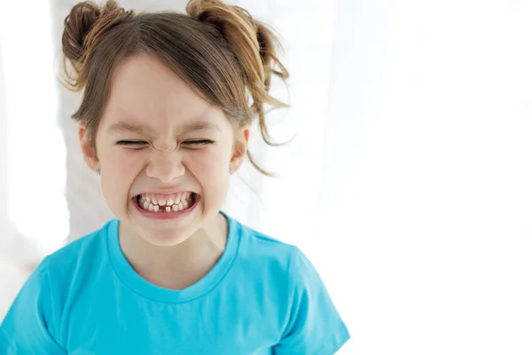 Дитина втратила зуб. Малюк без зуба. Портрет маленької дівчинки без зуба . — стокове фото