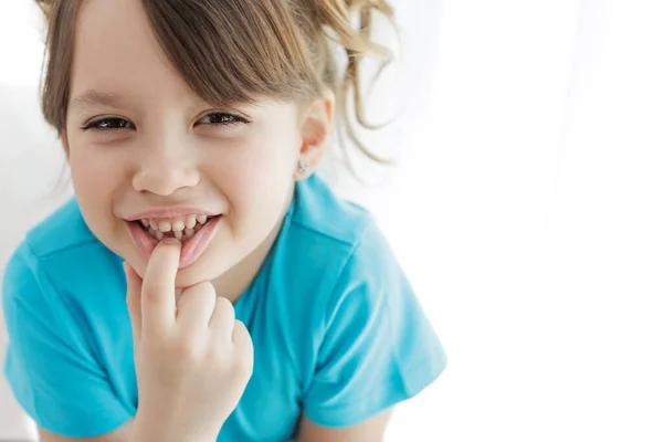 Το παιδί έχασε ένα δόντι. Μωρό χωρίς δόντι. Πορτρέτο ενός μικρού κοριτσιού χωρίς δόντι. — Φωτογραφία Αρχείου