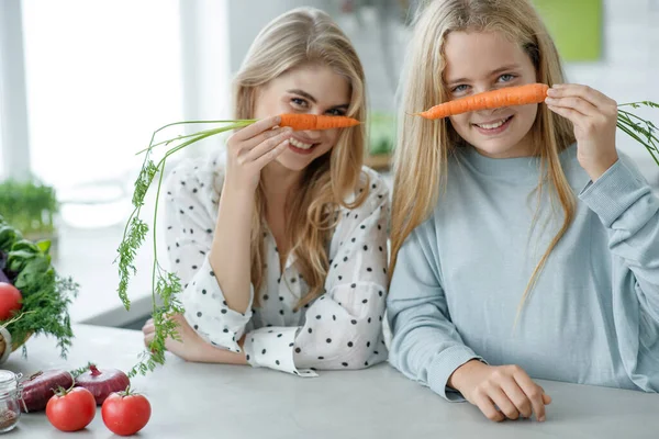 Healthy food woman. Girls girlfriend eats a salad. — Stock Photo, Image