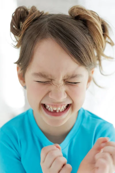 The kid lost a tooth. Baby without a tooth. Portrait of a little girl no tooth. — ストック写真