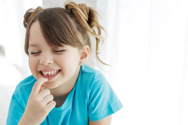 Το παιδί έχασε ένα δόντι. Μωρό χωρίς δόντι. Πορτρέτο ενός μικρού κοριτσιού χωρίς δόντι. — Φωτογραφία Αρχείου