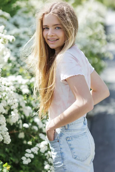 Ritratto di un'adolescente felice sorridente con apparecchio dentale. — Foto Stock