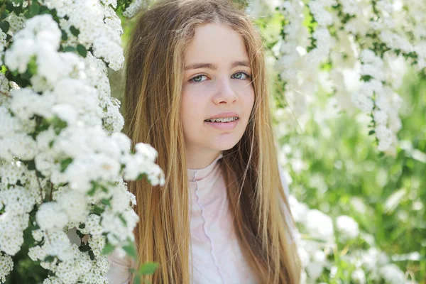 Ritratto di un'adolescente felice sorridente con apparecchio dentale. — Foto Stock