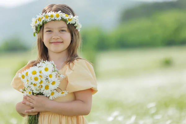 Šťastná Dívka Poli Květinami Kvalitní Fotografie — Stock fotografie