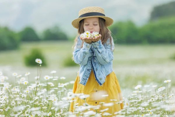 Tarlada Elinde Çiçeklerle Mutlu Bir Kız Yüksek Kalite Fotoğraf — Stok fotoğraf