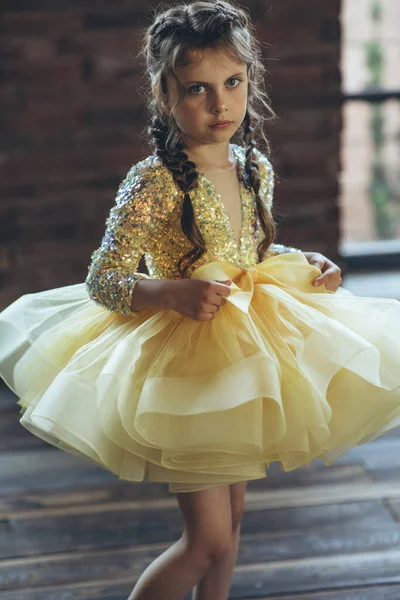 Glückliches Kleines Mädchen Einem Wunderschönen Kleid Hochwertiges Foto — Stockfoto