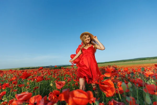 Doğada balon tutan mutlu kadın. Yüksek kalite fotoğraf