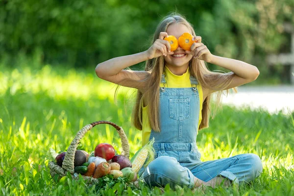 Child Vegetables Happy Little Girl Holding Vegetables Her Hands High — Stok fotoğraf