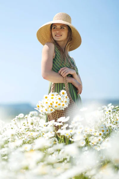 Happy Girl Daisies Beautiful Woman Hat Field Flowers High Quality — Stock Photo, Image
