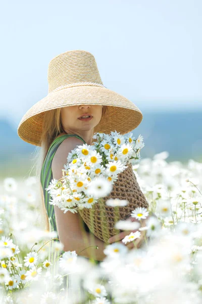 Chica Feliz Margaritas Hermosa Mujer Sombrero Campo Con Flores Foto — Foto de Stock