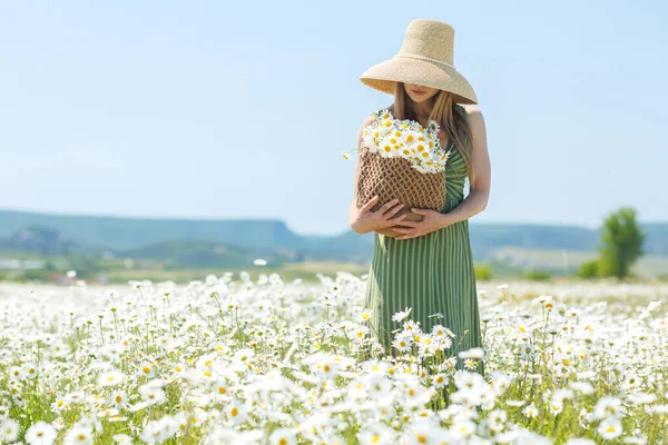 Happy Girl Daisies Beautiful Woman Hat Field Flowers High Quality — Stock Photo, Image