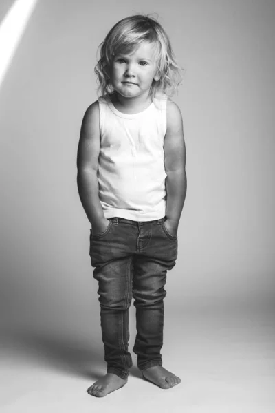 Černobílý Portrét Roztomilého Chlapce Kvalitní Fotografie — Stock fotografie