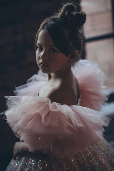 Egy Kislány Egy Gyönyörű Ruhában Boldog Divatos Gyereket Kiváló Minőségű — Stock Fotó
