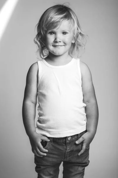 Černobílý Portrét Roztomilého Chlapce Kvalitní Fotografie — Stock fotografie