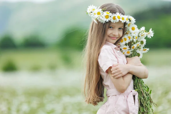 Щаслива Дівчина Полі Квітами Високоякісна Фотографія — стокове фото