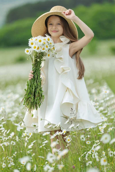 Chica Feliz Campo Con Flores Foto Alta Calidad — Foto de Stock