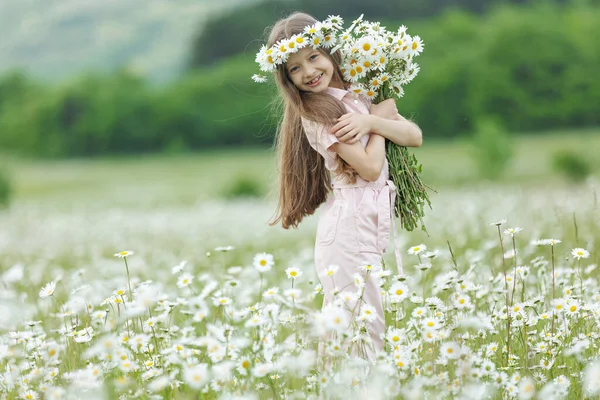 Šťastná Dívka Poli Květinami Kvalitní Fotografie — Stock fotografie