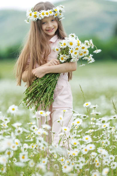 Glückliches Mädchen Auf Dem Feld Mit Blumen Hochwertiges Foto — Stockfoto