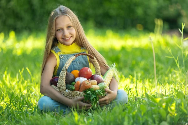Gyerek Zöldségekkel Boldog Kislány Zöldségekkel Kezében Kiváló Minőségű Fénykép — Stock Fotó