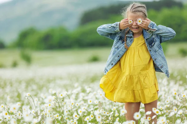 花の咲く畑の幸せな女の子 高品質の写真 — ストック写真