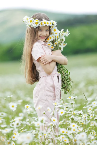 Fille Heureuse Dans Champ Avec Des Fleurs Photo Haute Qualité — Photo