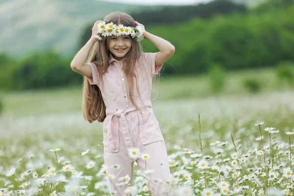Gelukkig Meisje Het Veld Met Bloemen Hoge Kwaliteit Foto — Stockfoto