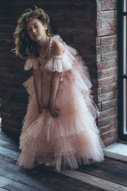 Güzel elbiseli mutlu genç kız. Yüksek kalite fotoğraf