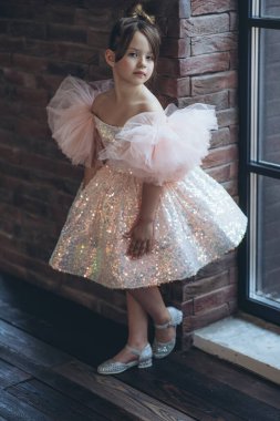 Güzel elbiseli küçük kız. Mutlu modaya uygun çocuk. Yüksek kalite fotoğraf