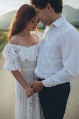 Doğada güzel bir düğün çifti. Düğün için. Gelin ve damat düğün günlerinde. Yüksek kalite fotoğraf