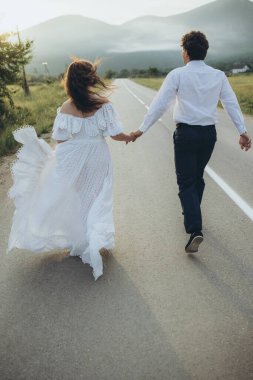 Doğada güzel bir düğün çifti. Düğün için. Gelin ve damat düğün günlerinde. Yüksek kalite fotoğraf