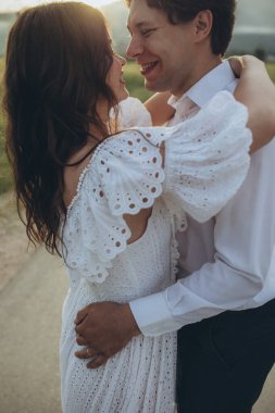 Doğada güzel bir düğün çifti. Düğün için. Gelin ve damat düğün günlerinde. Yüksek kalite fotoğraf