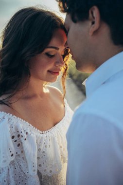 Doğada güzel bir düğün çifti. Düğün için. Gelin ve damat düğün günlerinde. Yüksek kalite fotoğraf