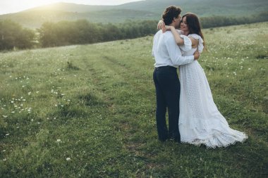 Doğada güzel bir düğün çifti. Düğün için. Gelin ve damat düğün günlerinde. Yüksek kalite fotoğraf