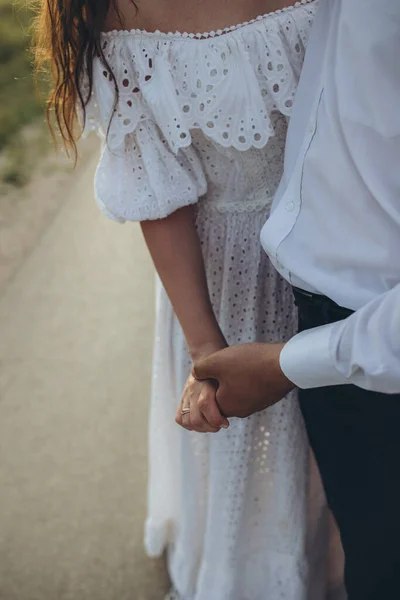 花嫁と新郎の手 高品質の写真 — ストック写真