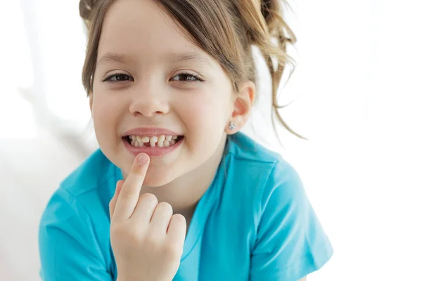Child Has Lost Tooth Little Girl Tooth First Tooth Fell — ストック写真