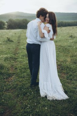 Doğada gülümseyen genç bir düğün çifti. Mutlu gelin ve şık damat. Düğün için. Yüksek kalite fotoğraf