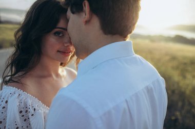 Genç, gülümseyen düğün çifti. Mutlu gelin ve şık damat. Düğün için. Yüksek kalite fotoğraf