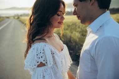 Genç, gülümseyen düğün çifti. Mutlu gelin ve şık damat. Düğün için. Yüksek kalite fotoğraf