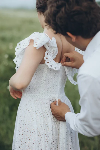 Seorang Pria Mengencangkan Gaun Kekasihnya Seorang Pria Membantu Wanita Mengencangkan — Stok Foto