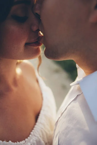 Közelkép Egy Fiatal Romantikus Párról Akik Csókolóznak Élvezik Egymás Társaságát — Stock Fotó