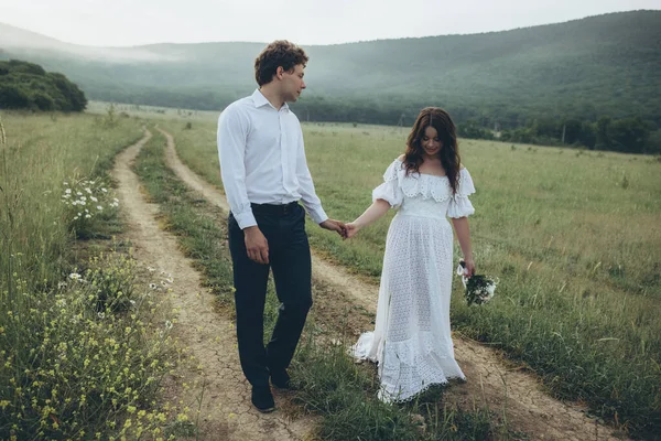 Unga Leende Bröllopspar Naturen Glad Brud Och Snygg Brudgum Bröllop — Stockfoto