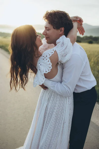 Casal Casamento Sorridente Jovem Noiva Feliz Noivo Elegante Casamento Foto — Fotografia de Stock