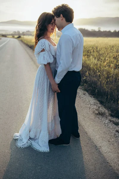 若い笑顔の結婚式のカップル 幸せな花嫁とスタイリッシュな新郎 結婚式 高品質の写真 — ストック写真