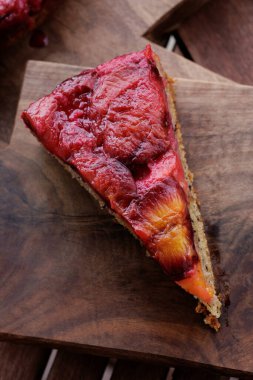 Erik turtası. Koyu ahşap arka planda kırsal erikli kek. Yüksek kalite fotoğraf