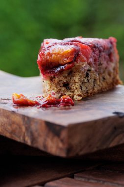 Erik turtası. Koyu ahşap arka planda kırsal erikli kek. Yüksek kalite fotoğraf