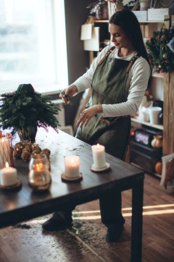 Bir kadın kendi elleriyle Noel ağacı yapar. Yüksek kalite fotoğraf